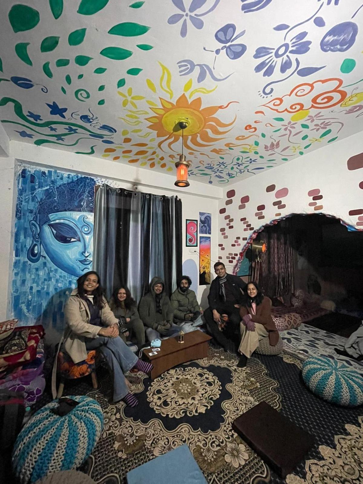 Eye Love Peace Cafe Apartment Manikaran ภายนอก รูปภาพ